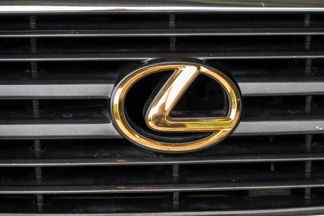 2001 Lexus LX 2nd Gen - Image 13 of 31