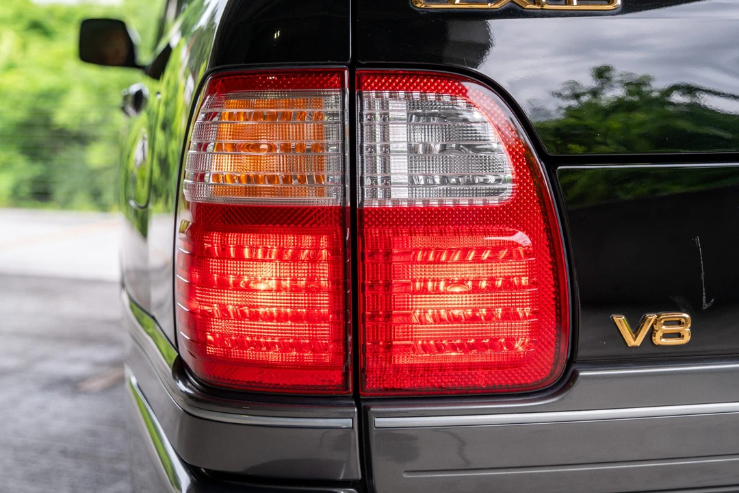 2001 Lexus LX 2nd Gen - Image 19 of 31