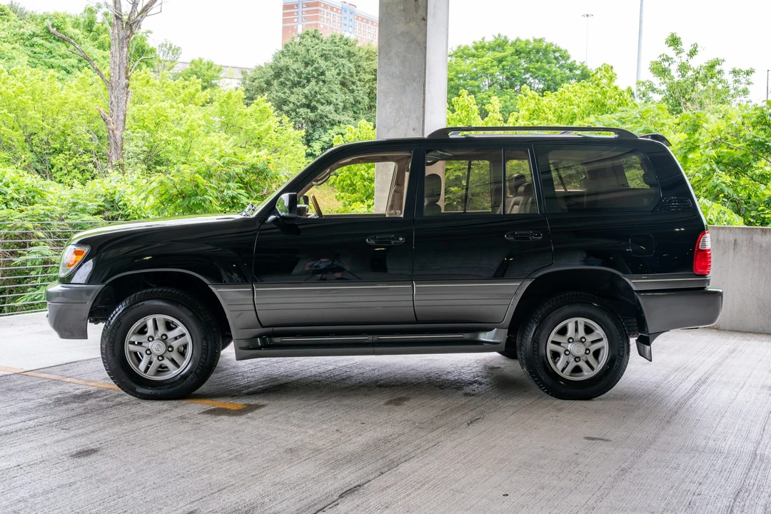 2001 Lexus LX 2nd Gen - Image 10 of 31