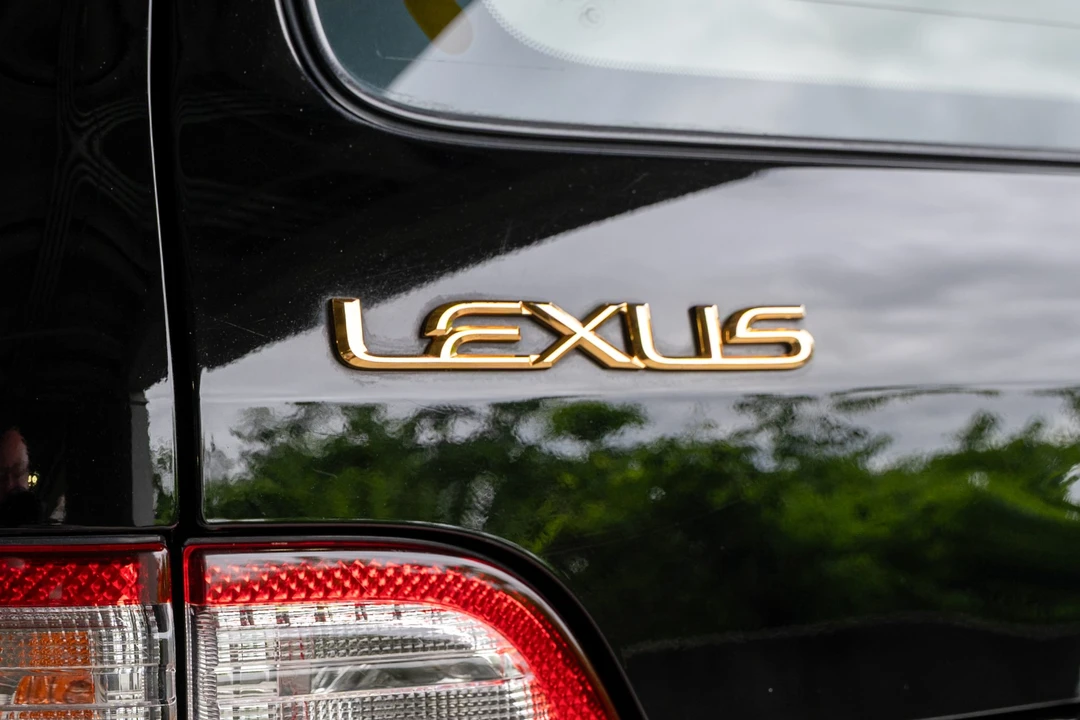 2001 Lexus LX 2nd Gen - Image 20 of 31