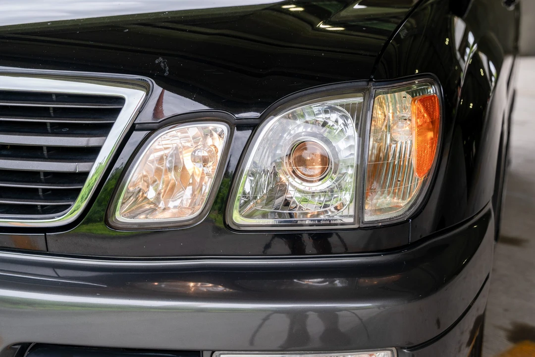 2001 Lexus LX 2nd Gen - Image 16 of 31