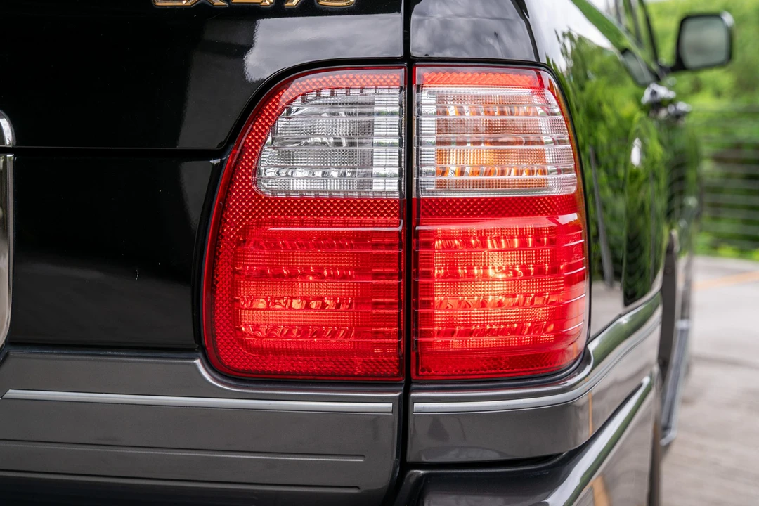 2001 Lexus LX 2nd Gen - Image 24 of 31