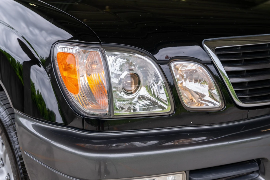 2001 Lexus LX 2nd Gen - Image 11 of 31