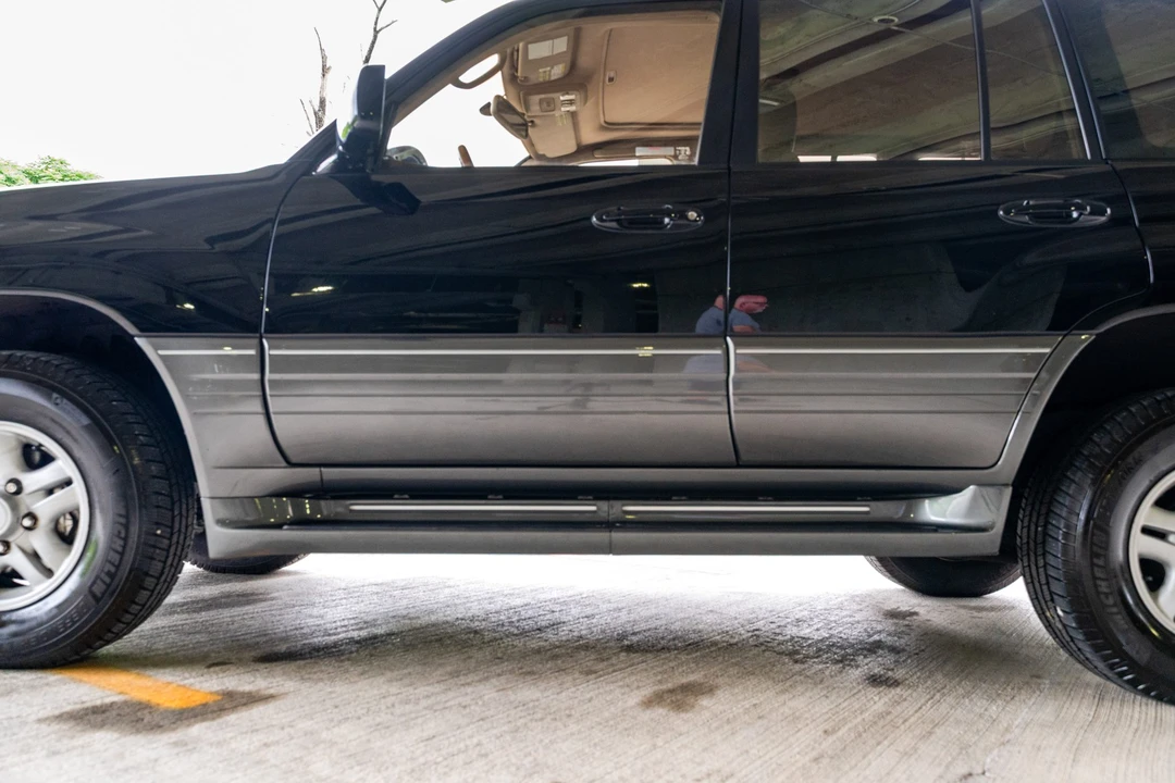 2001 Lexus LX 2nd Gen - Image 17 of 31