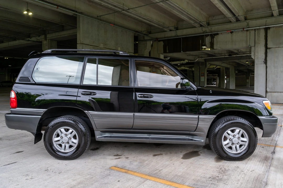 2001 Lexus LX 2nd Gen - Image 5 of 31