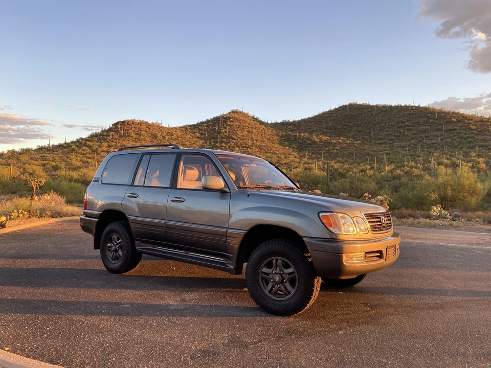2001 Lexus LX 2nd Gen - Image 12 of 31