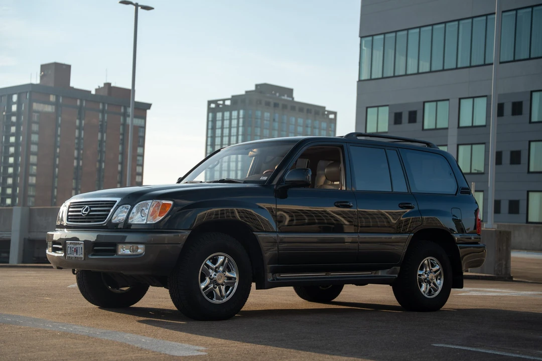 2001 Lexus LX 2nd Gen - Image 3 of 31