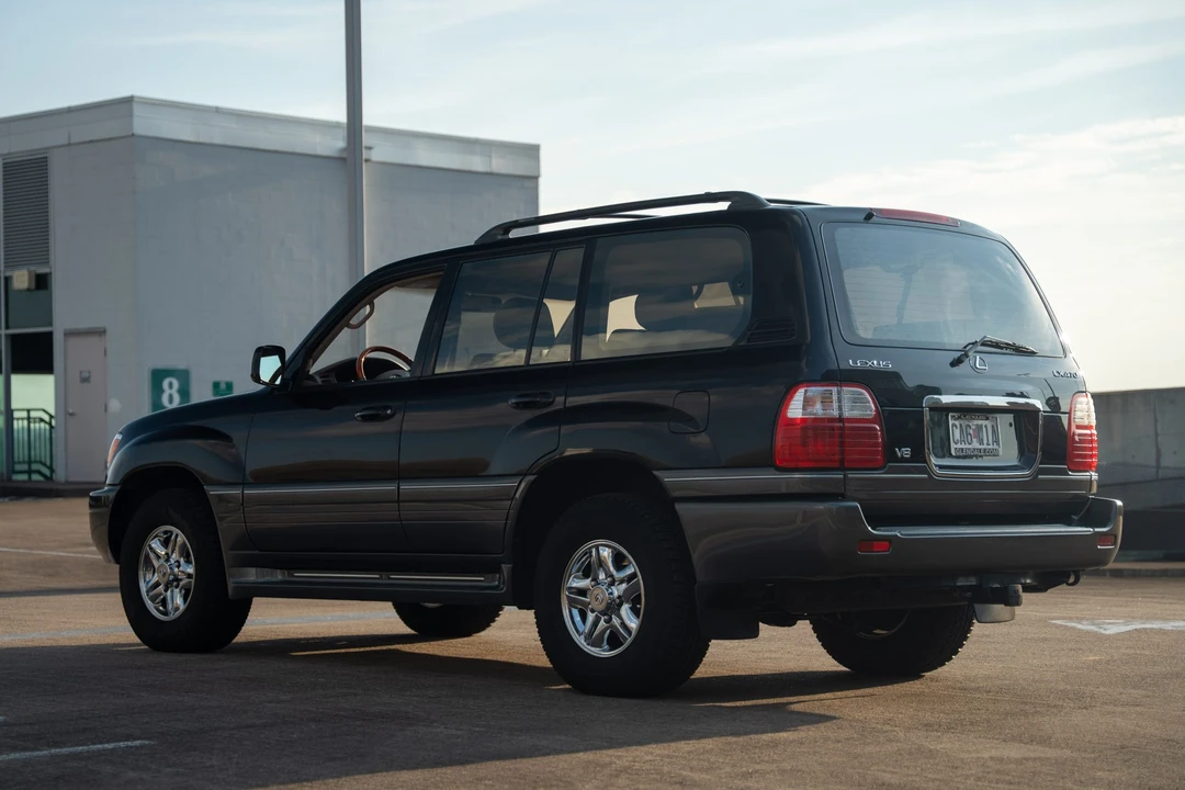 2001 Lexus LX 2nd Gen - Image 18 of 31