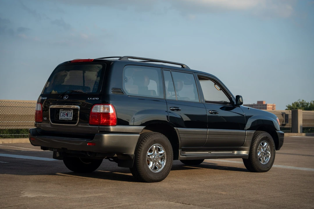 2001 Lexus LX 2nd Gen - Image 11 of 31