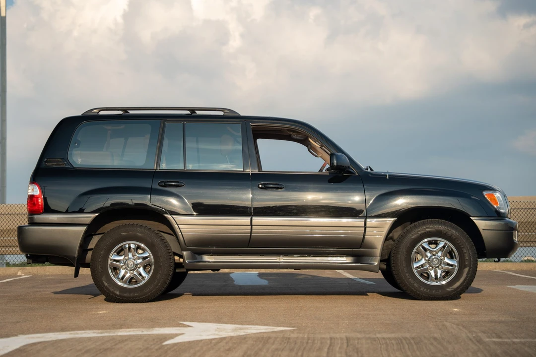 2001 Lexus LX 2nd Gen - Image 10 of 31