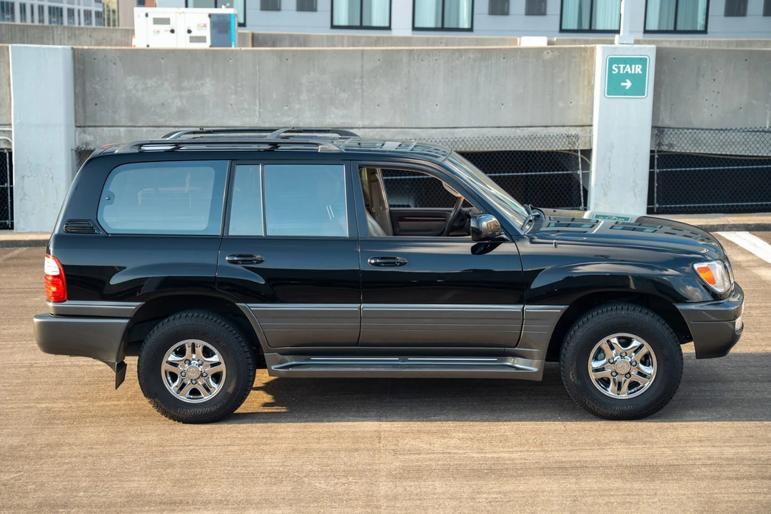 2001 Lexus LX 2nd Gen - Image 9 of 31