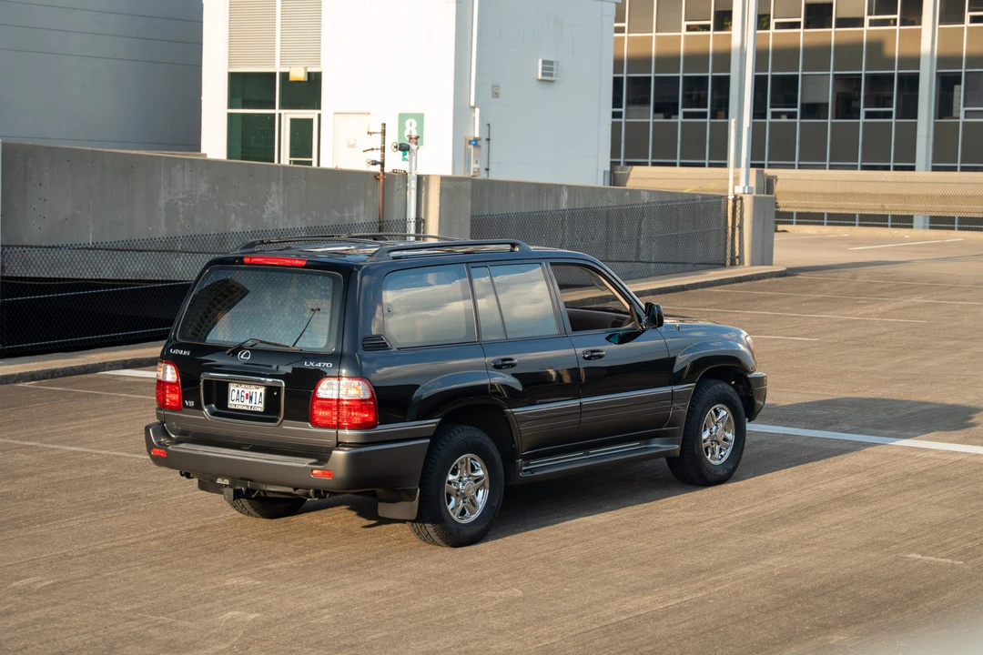 2001 Lexus LX 2nd Gen - Image 12 of 31
