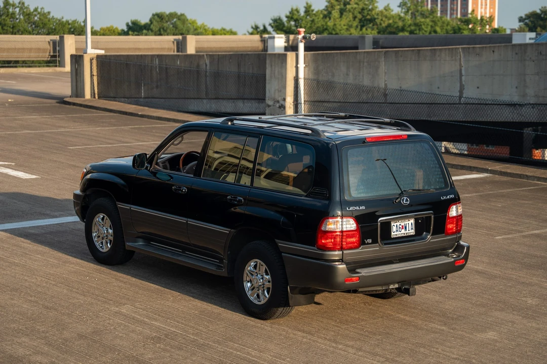 2001 Lexus LX 2nd Gen - Image 17 of 31