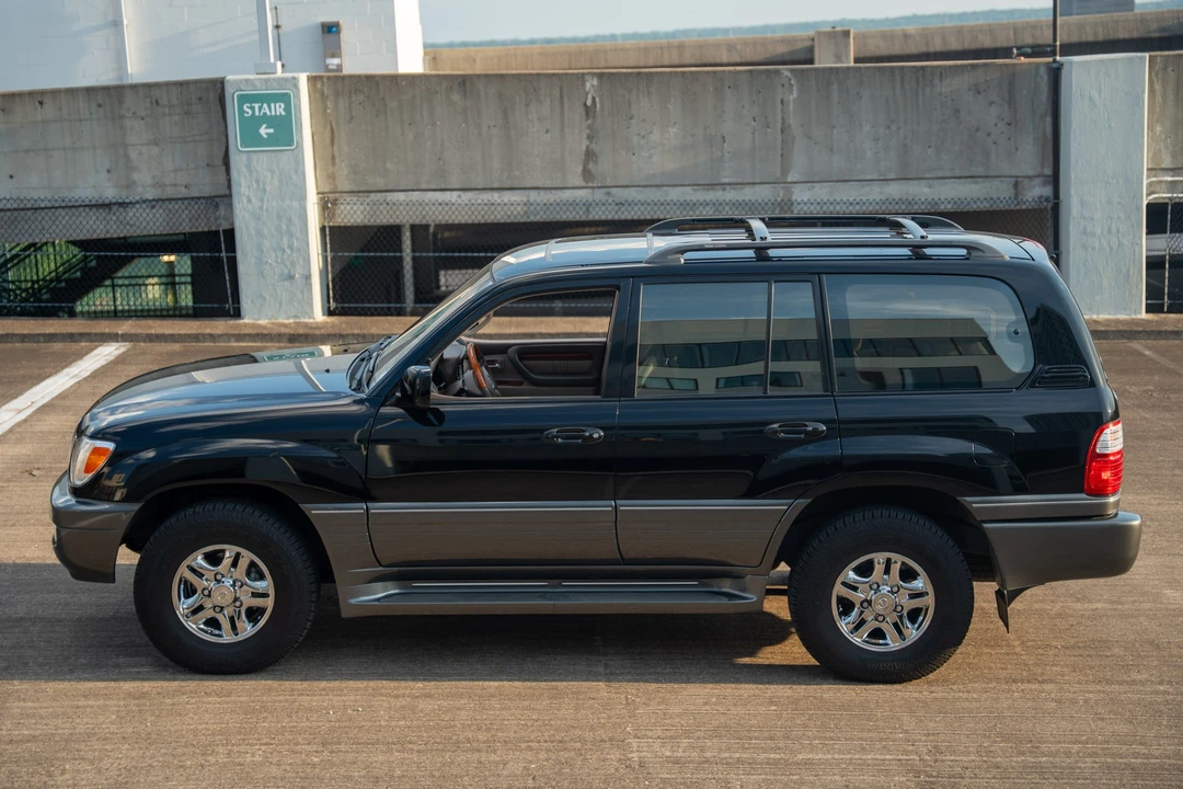 2001 Lexus LX 2nd Gen - Image 19 of 31