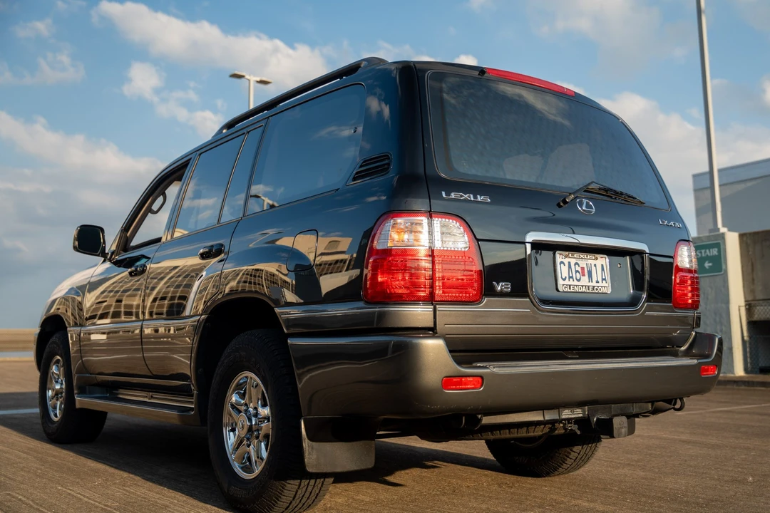 2001 Lexus LX 2nd Gen - Image 16 of 31