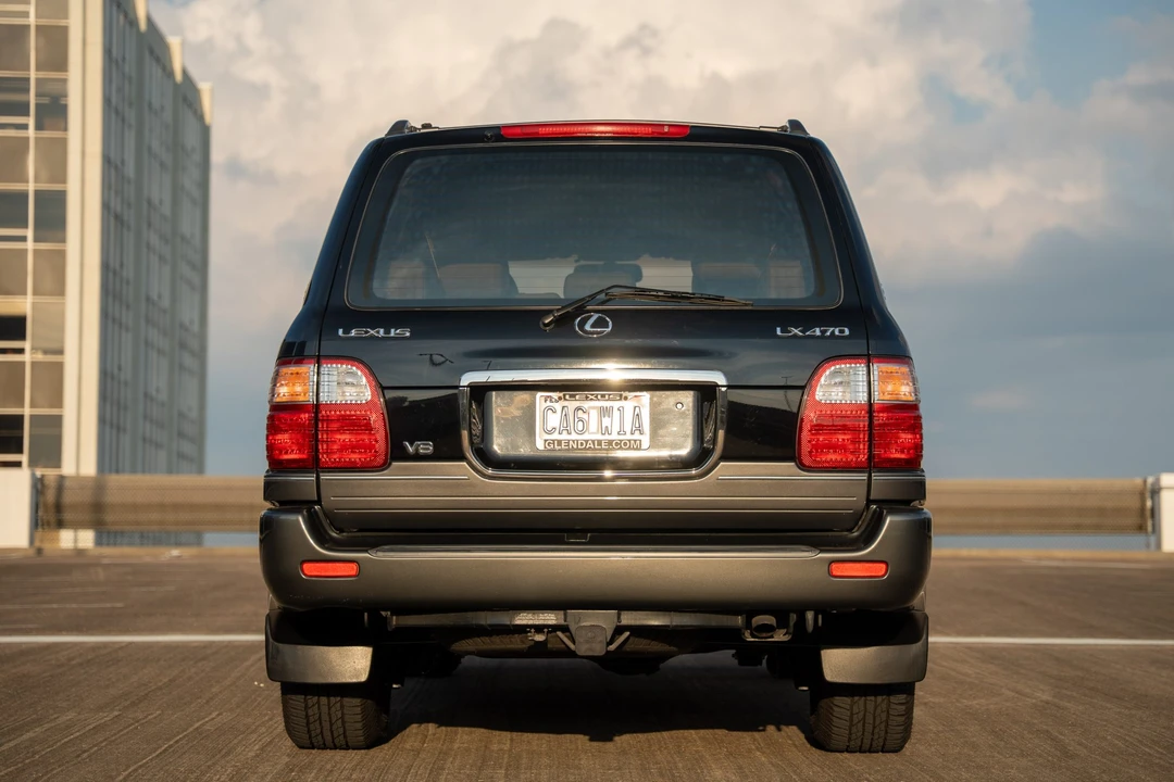 2001 Lexus LX 2nd Gen - Image 15 of 31
