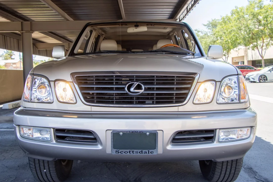 2001 Lexus LX 2nd Gen - Image 10 of 31