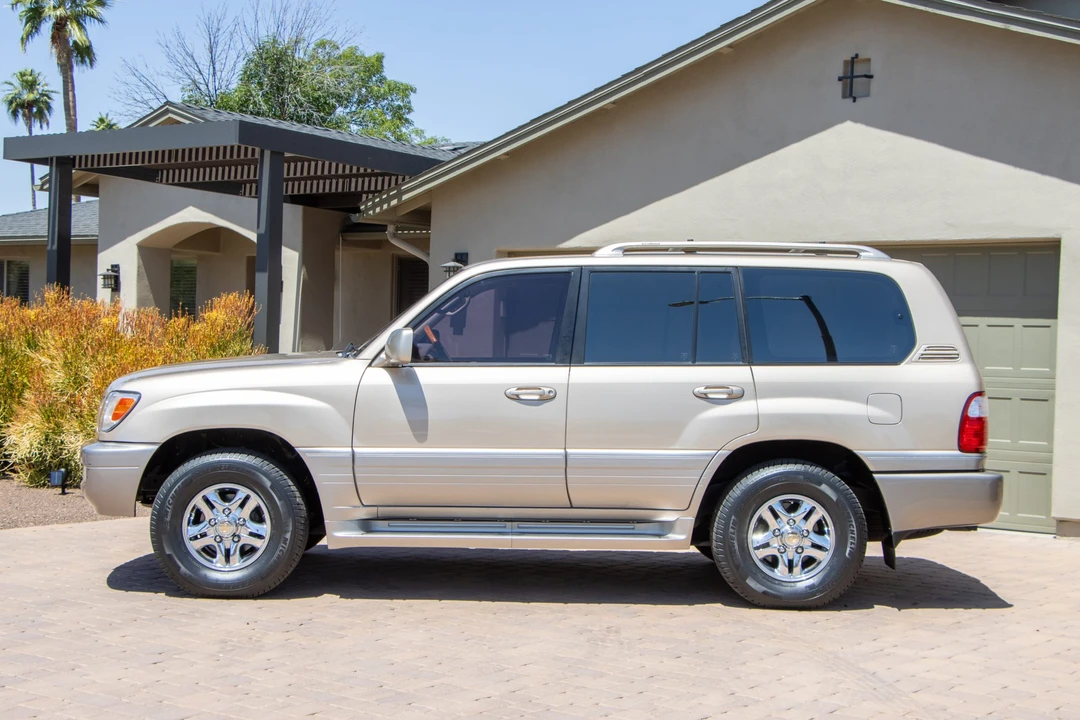 2001 Lexus LX 2nd Gen - Image 9 of 31