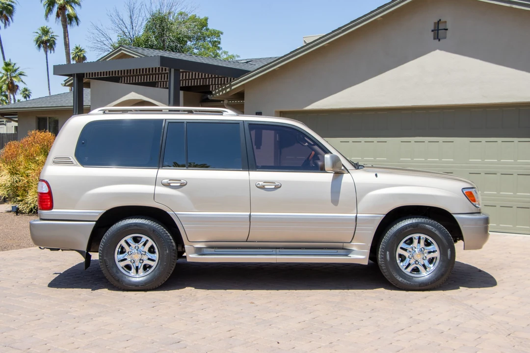 2001 Lexus LX 2nd Gen - Image 5 of 31