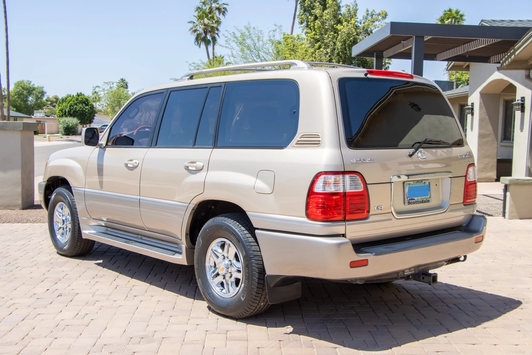 2001 Lexus LX 2nd Gen - Image 8 of 31