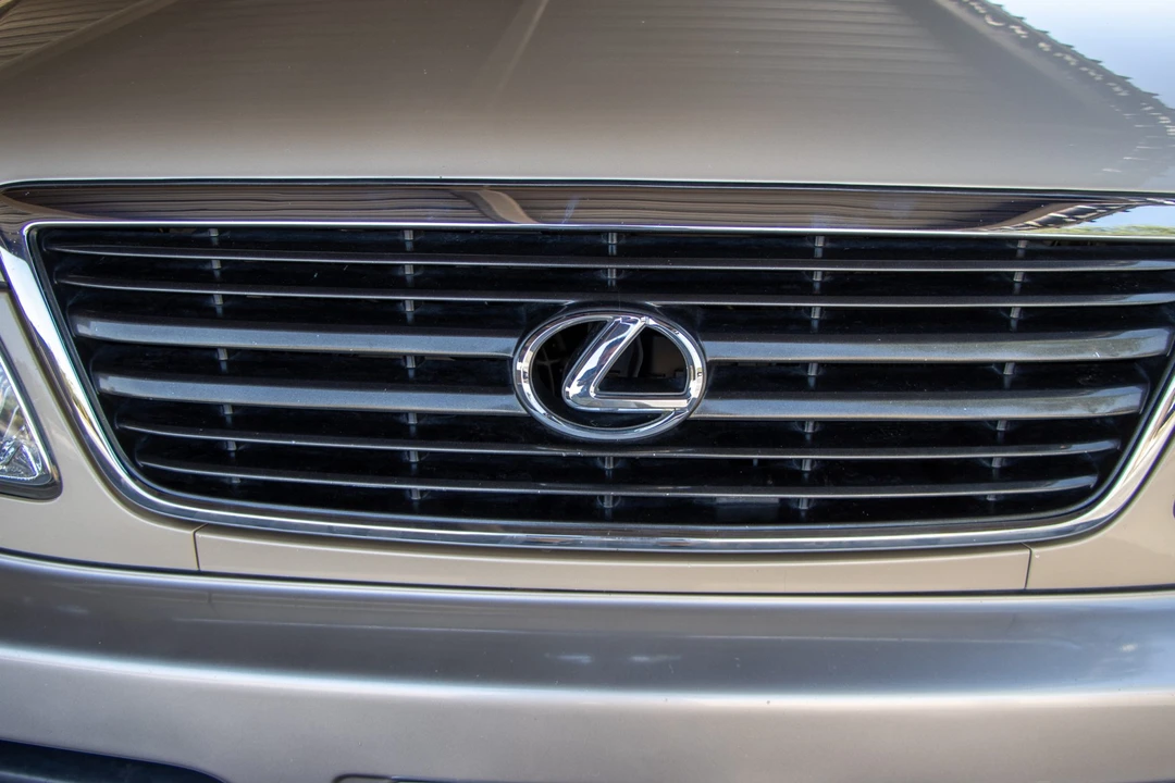 2001 Lexus LX 2nd Gen - Image 28 of 31