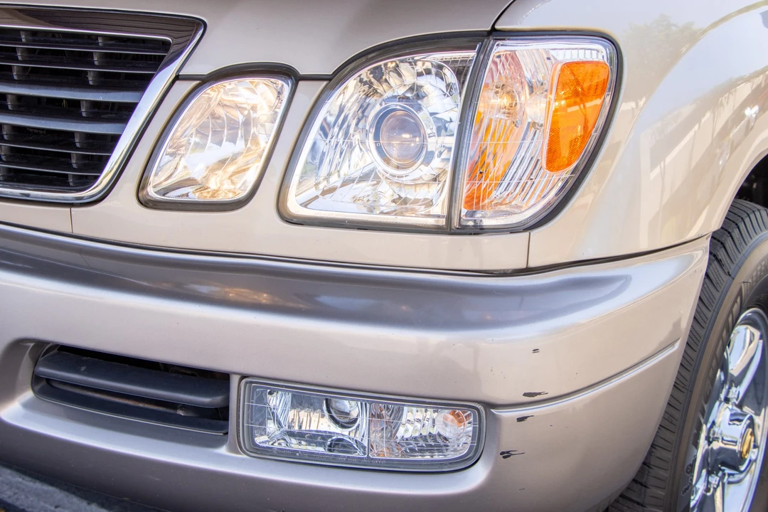 2001 Lexus LX 2nd Gen - Image 12 of 31