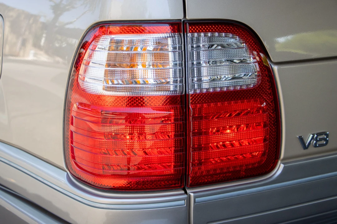2001 Lexus LX 2nd Gen - Image 15 of 31