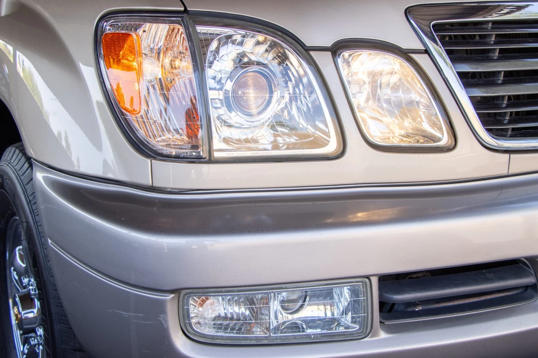 2001 Lexus LX 2nd Gen - Image 11 of 31
