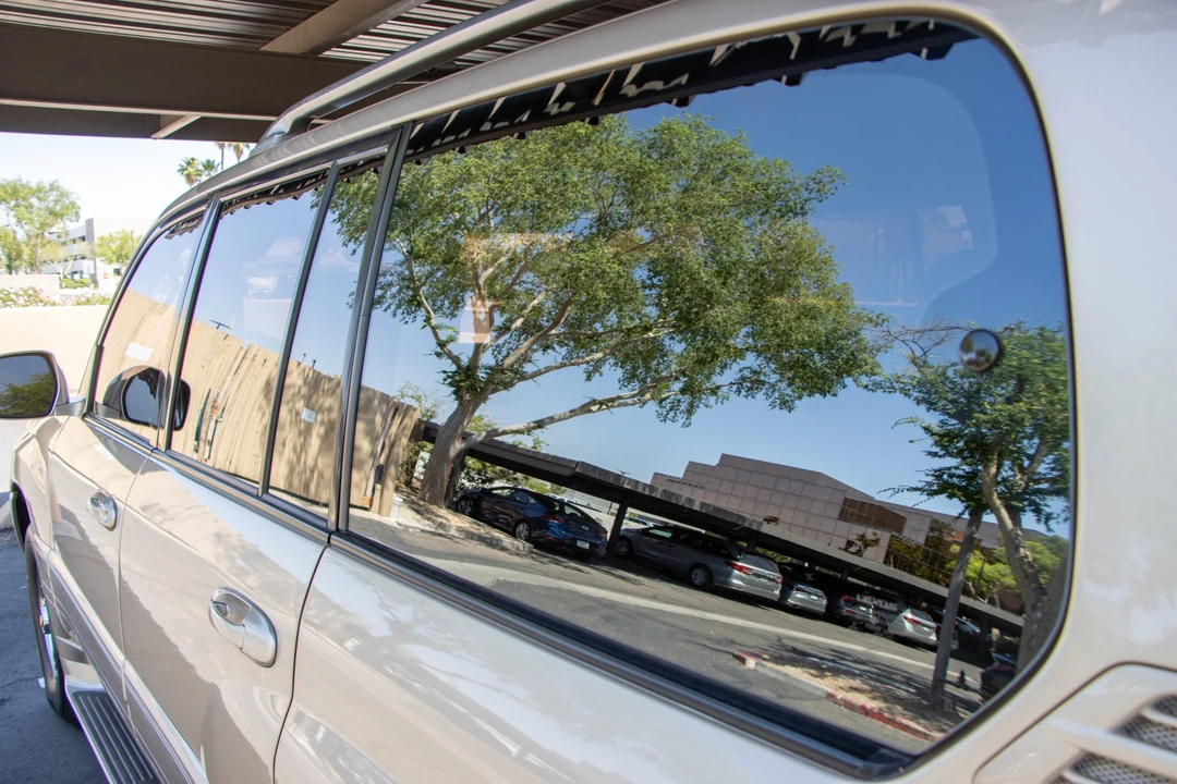 2001 Lexus LX 2nd Gen - Image 23 of 31