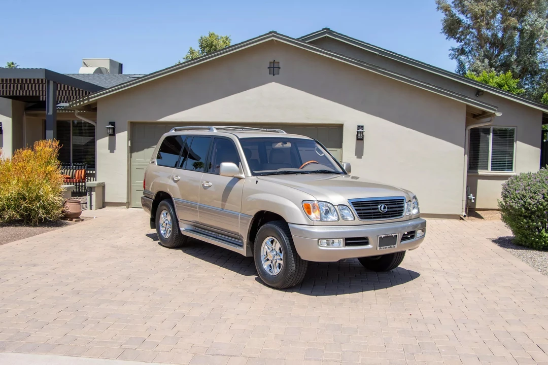 2001 Lexus LX 2nd Gen - Image 4 of 31