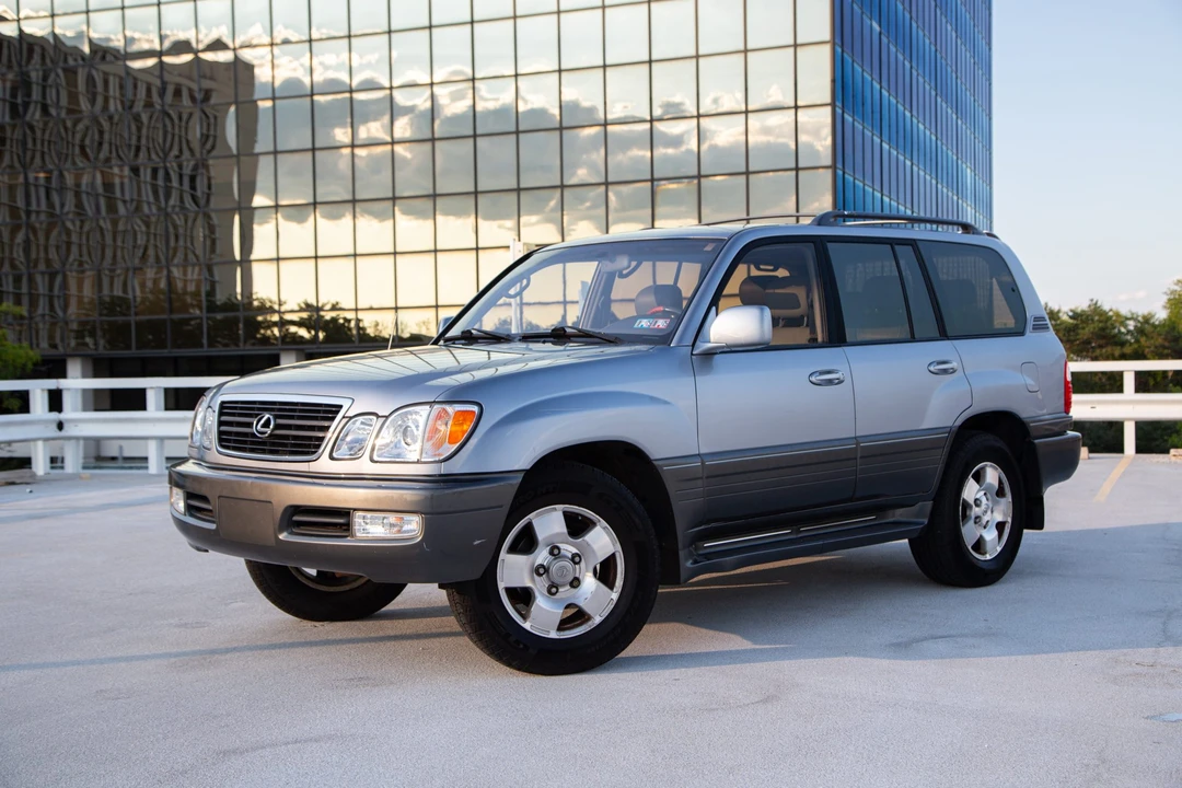 2001 Lexus LX 2nd Gen - Image 5 of 31