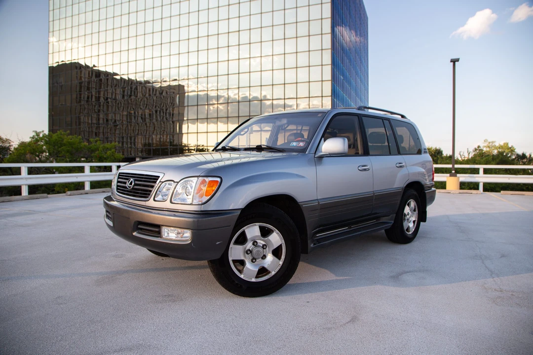2001 Lexus LX 2nd Gen - Image 6 of 31