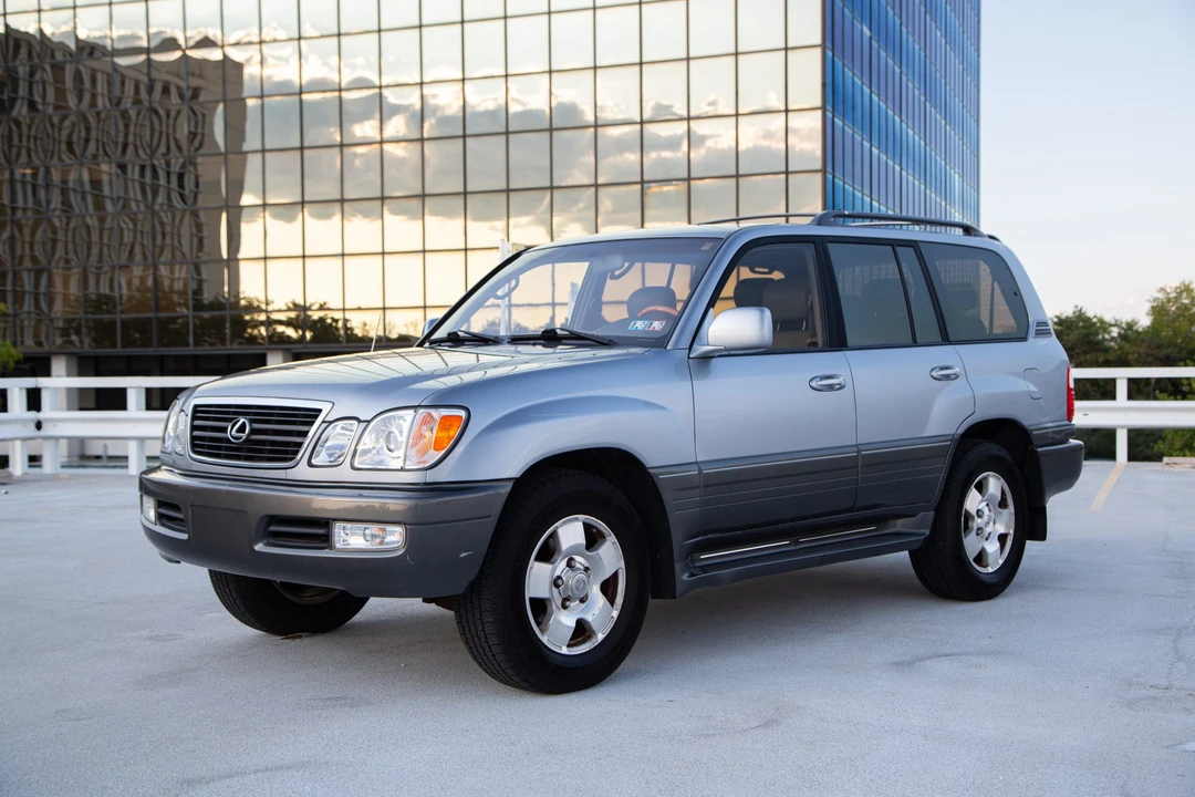 2001 Lexus LX 2nd Gen - Image 4 of 31