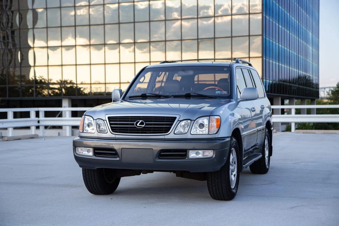 2001 Lexus LX 2nd Gen - Image 9 of 31