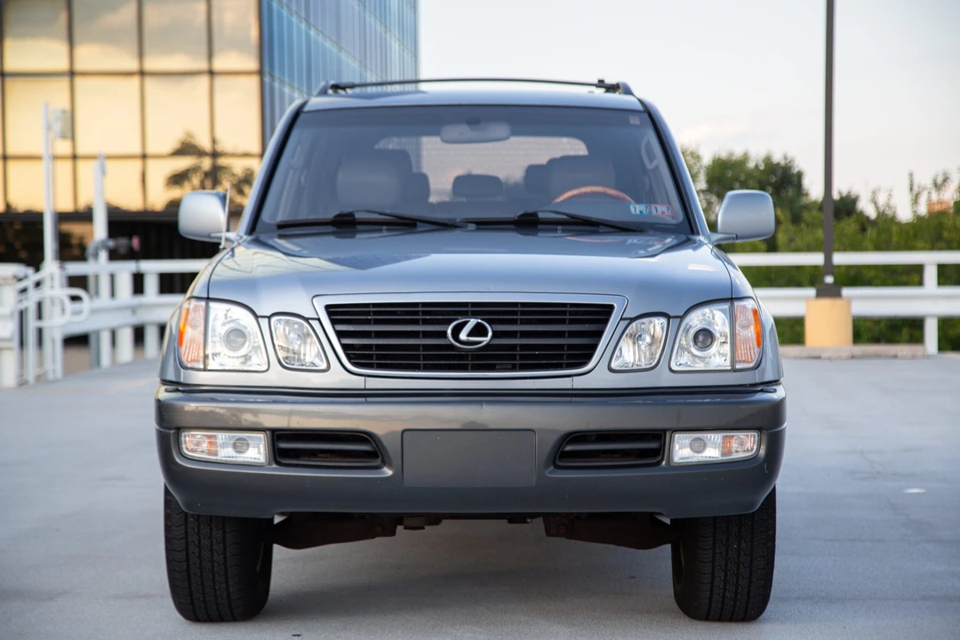 2001 Lexus LX 2nd Gen - Image 11 of 31
