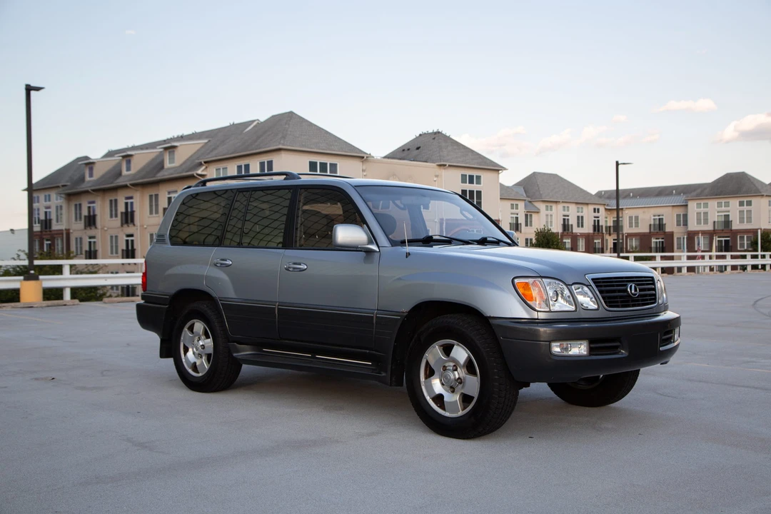 2001 Lexus LX 2nd Gen - Image 17 of 31
