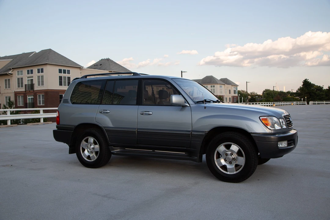 2001 Lexus LX 2nd Gen - Image 18 of 31