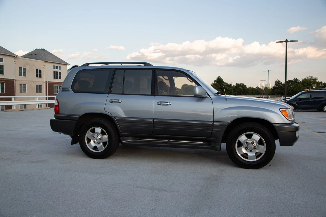 2001 Lexus LX 2nd Gen - Image 19 of 31
