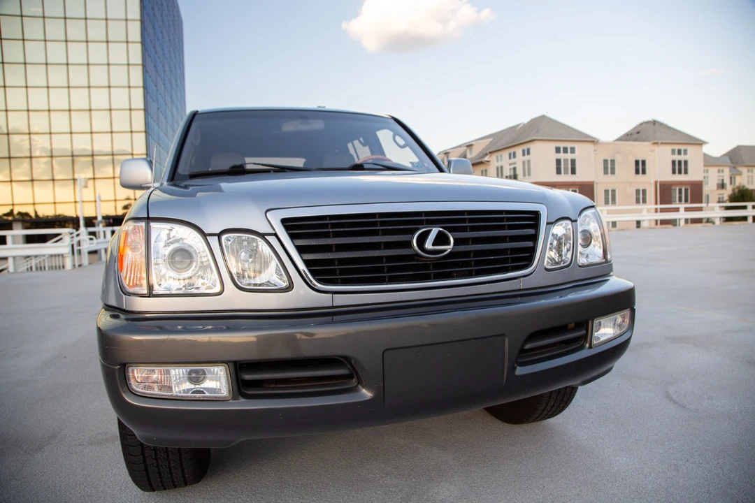 2001 Lexus LX 2nd Gen - Image 13 of 31