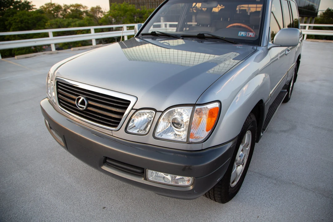 2001 Lexus LX 2nd Gen - Image 10 of 31