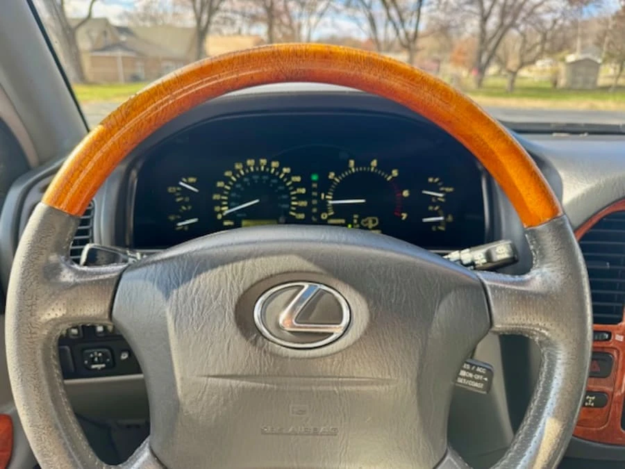 2001 Lexus LX 2nd Gen - Image 11 of 22