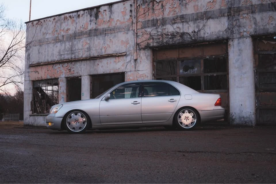 2001 Lexus LS 3rd Gen - Image 7 of 9