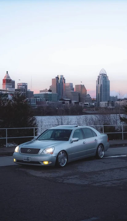 2001 Lexus LS 3rd Gen - Image 2 of 9
