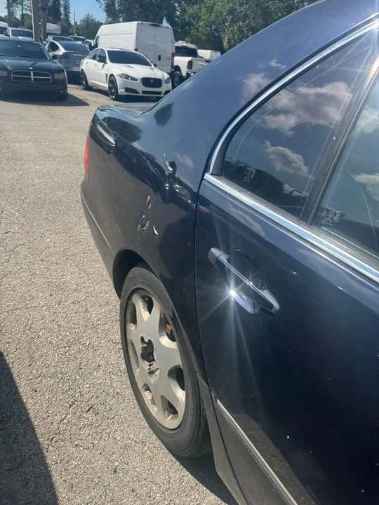 2001 Lexus LS 3rd Gen - Image 3 of 10