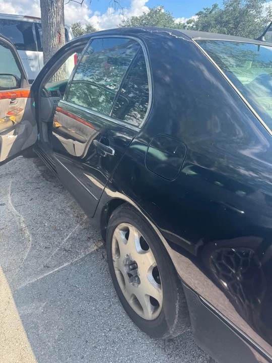 2001 Lexus LS 3rd Gen - Image 7 of 10