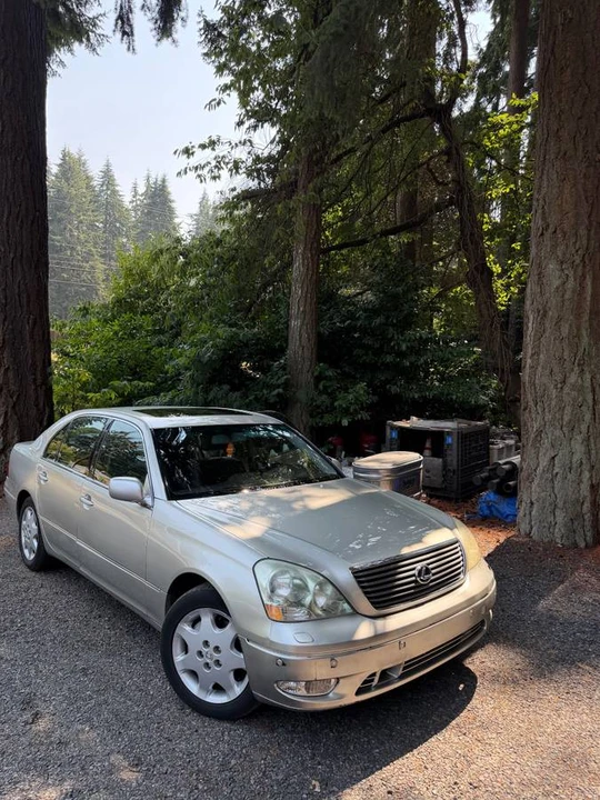 2001 Lexus LS 3rd Gen - Image 12 of 13