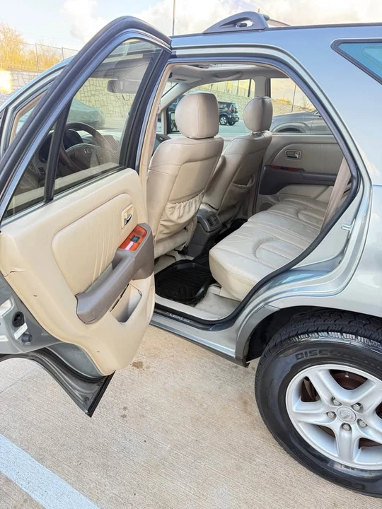 2001 Lexus RX 1st Gen - Image 9 of 16