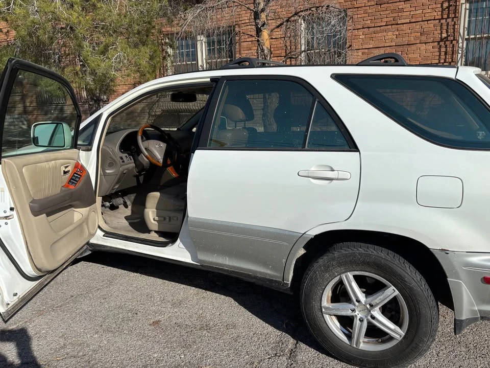 2001 Lexus RX 1st Gen - Image 5 of 10