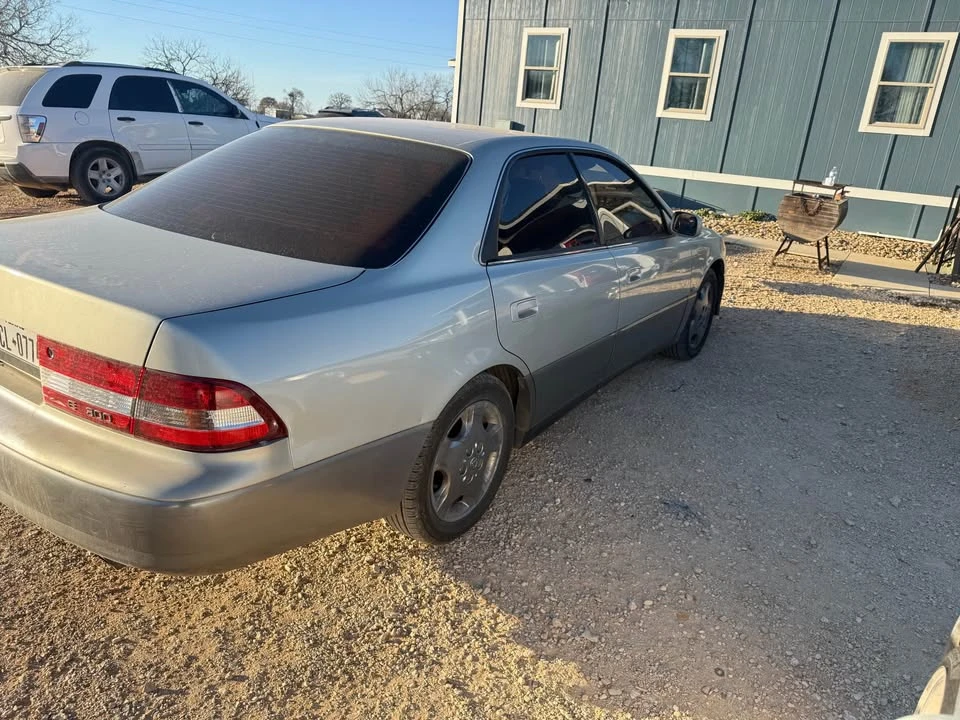 2001 Lexus ES 2nd Gen - Image 2 of 5