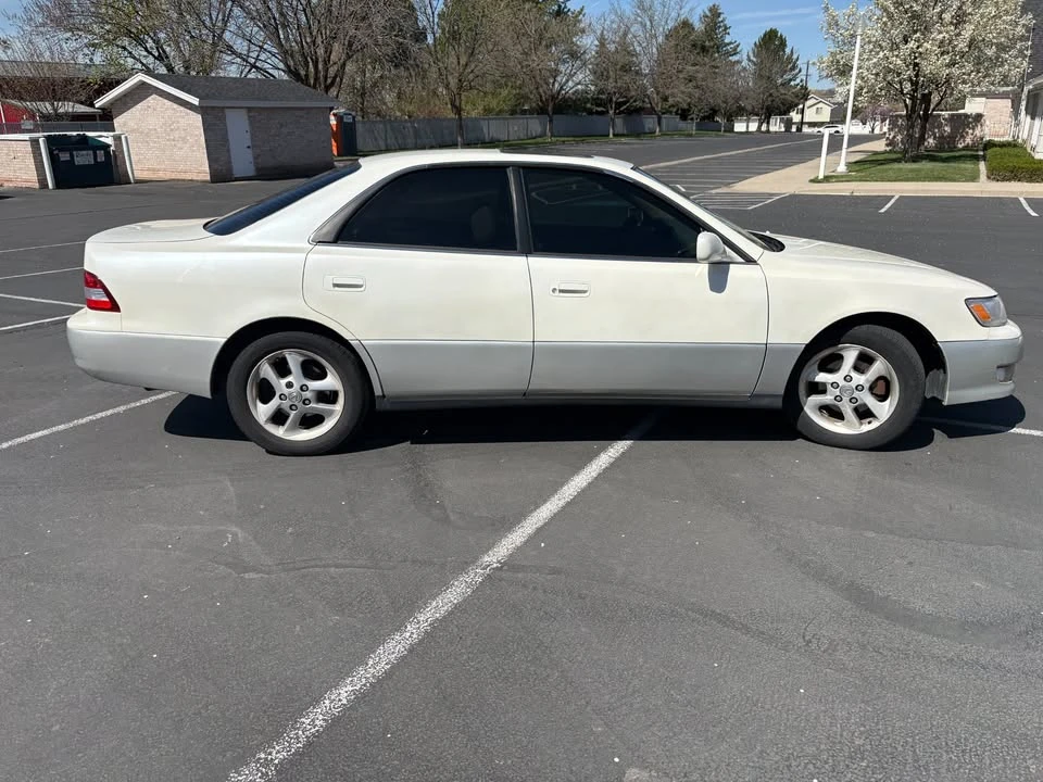 2001 Lexus ES 3rd Gen - Image 2 of 10